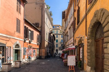 Rome, İtalya - 23 Haziran 2017: Bina ve Roma Trastavete İlçesi'nde sokak