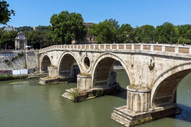 Rome, İtalya - 23 Haziran 2017: Tiber Nehri ve Ponte Sisto, Roma şehir görünümünü şaşırtıcı
