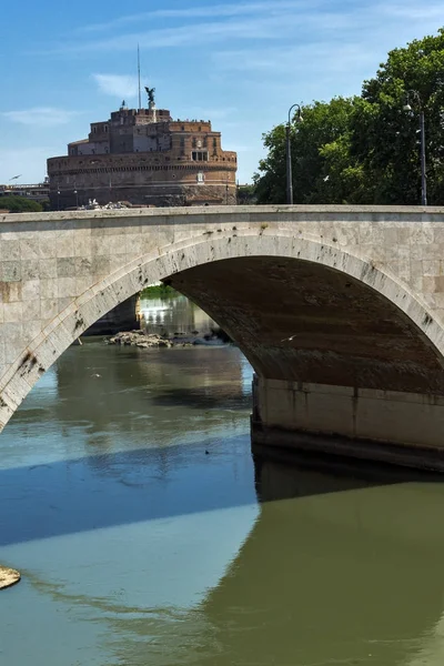 Řím, Itálie – 23. června 2017: Úžasný výhled na řeku Tiberu a Ponte Principe Amadeo Savoia Aosta v Římě — Stock fotografie