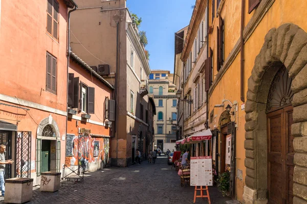 ROME, ITALY - JUNE 23, 2017: Bygg og gate i Trastavete-distriktet i Roma – stockfoto