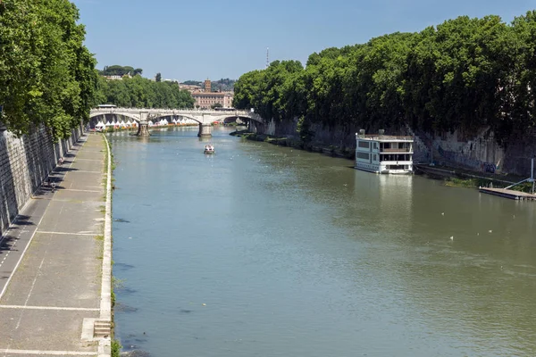 ROMA, ITALIA - 22 GIUGNO 2017: Incredibile vista panoramica sul fiume Tevere nella città di Roma — Foto Stock