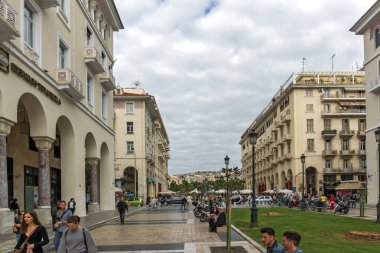 Thessaloniki, Yunanistan - 30 Eylül 2017: Aristotelous Meydanı şehir Selanik Yunanistan merkezinde yürüyüş insanlar