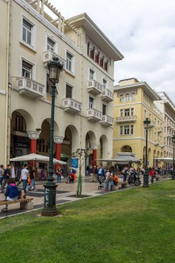 Thessaloniki, Yunanistan - 30 Eylül 2017: Aristotelous Meydanı şehir Selanik Yunanistan merkezinde yürüyüş insanlar