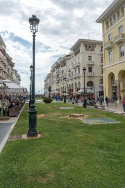 Thessaloniki, Yunanistan - 30 Eylül 2017: Aristotelous Meydanı şehir Selanik Yunanistan merkezinde yürüyüş insanlar