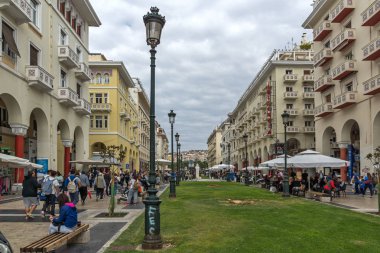 Thessaloniki, Yunanistan - 30 Eylül 2017: Aristotelous Meydanı şehir Selanik Yunanistan merkezinde yürüyüş insanlar