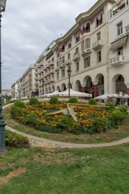 Thessaloniki, Yunanistan - 30 Eylül 2017: Aristotelous Meydanı şehir Selanik Yunanistan merkezinde yürüyüş insanlar
