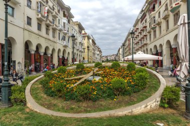 Thessaloniki, Yunanistan - 30 Eylül 2017: Aristotelous Meydanı şehir Selanik Yunanistan merkezinde yürüyüş insanlar