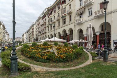 Thessaloniki, Yunanistan - 30 Eylül 2017: Aristotelous Meydanı şehir Selanik Yunanistan merkezinde yürüyüş insanlar
