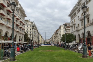 Thessaloniki, Yunanistan - 30 Eylül 2017: Aristotelous Meydanı şehir Selanik Yunanistan merkezinde yürüyüş insanlar