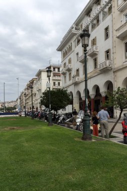 Thessaloniki, Yunanistan - 30 Eylül 2017: Aristotelous Meydanı şehir Selanik Yunanistan merkezinde yürüyüş insanlar