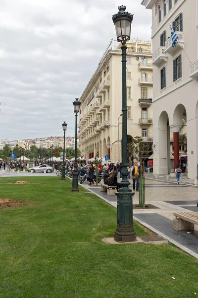 THESSALONIKI, GRECIA - 30 DE SEPTIEMBRE DE 2017: Gente caminando en la Plaza Aristóteles en el centro de la ciudad de Tesalónica Grecia — Foto de Stock