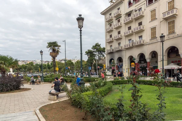 Θεσσαλονίκη, Ελλάδα - 30 Σεπτεμβρίου 2017: Άνθρωποι με τα πόδια στην πλατεία Αριστοτέλους, στο κέντρο της πόλης της Θεσσαλονίκης — Φωτογραφία Αρχείου