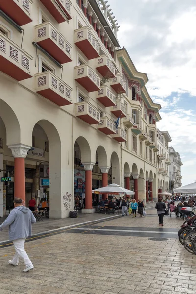 THESSALONIKI, GRECIA - 30 DE SEPTIEMBRE DE 2017: Gente caminando en la Plaza Aristóteles en el centro de la ciudad de Tesalónica Grecia — Foto de Stock