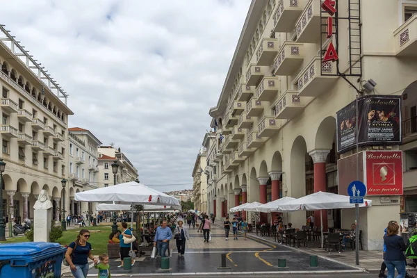 Saloniki, Grecja - 30 września 2017 r.: Osób chodzenia w Aristotelous Square w centrum miasta Saloniki Grecja — Zdjęcie stockowe