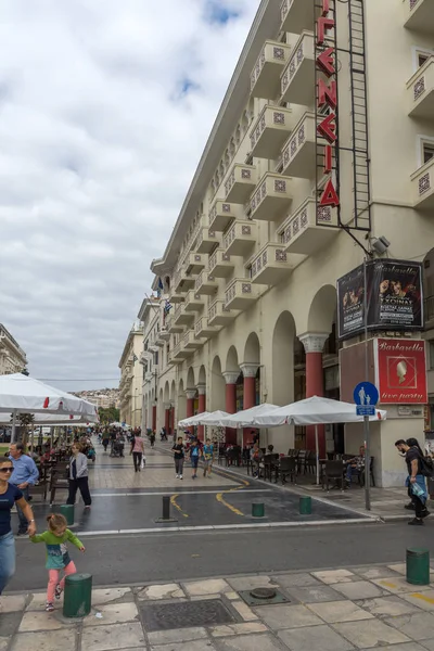 Thessaloniki, Görögország - 2017. szeptember 30.: Emberek gyaloglás Aristotelous square görög város a Thesszaloniki központjában — Stock Fotó