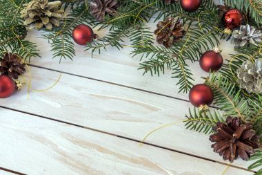 Çam dalları, koni ve oyuncaklar Noel dekorasyon