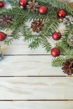 Çam dalları, koni ve oyuncaklar Noel dekorasyon