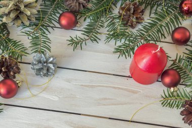 Çam dalları, koni ve oyuncaklar Noel dekorasyon