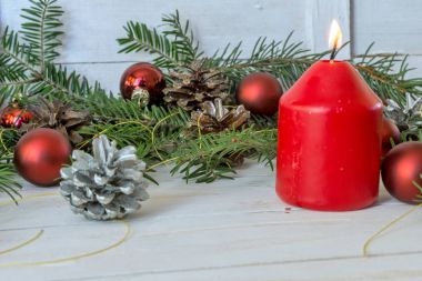 Çam dalları, koni ve oyuncaklar Noel dekorasyon