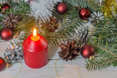 Çam dalları, koni ve oyuncaklar Noel dekorasyon