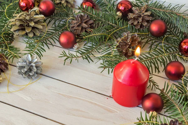 Kerstdecoratie met spar takken, kegels en speelgoed — Stockfoto