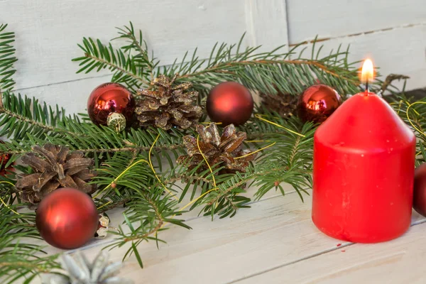 Kerstdecoratie met spar takken, kegels en speelgoed — Stockfoto