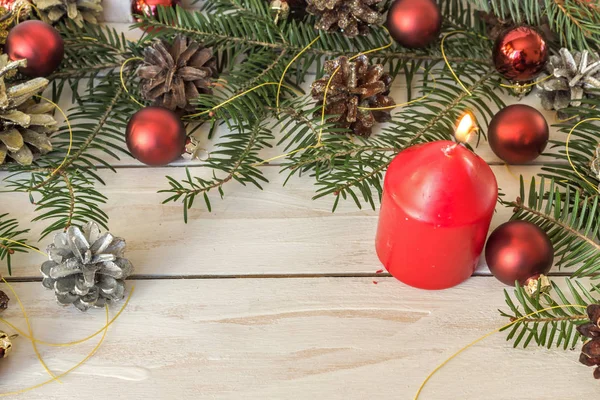 Kerstdecoratie met spar takken, kegels en speelgoed — Stockfoto