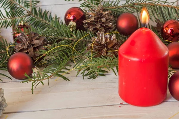 Kerstdecoratie met spar takken, kegels en speelgoed — Stockfoto