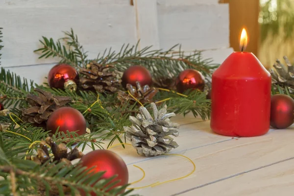 Kerstdecoratie met spar takken, kegels en speelgoed — Stockfoto