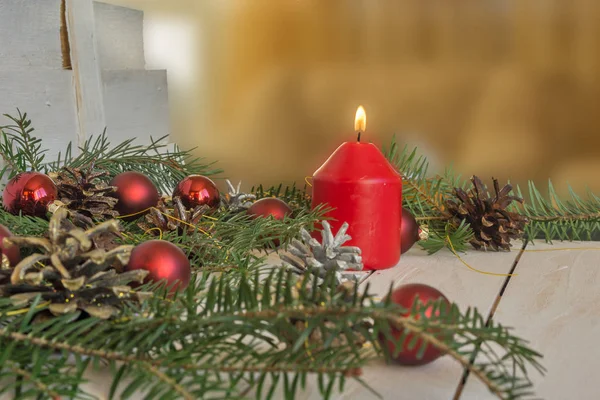 Décoration de Noël avec branches de sapin, cônes et jouets — Photo