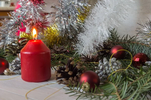 Kerstdecoratie met spar takken, kegels en speelgoed — Stockfoto