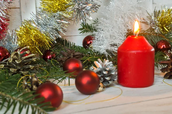 Kerstdecoratie met spar takken, kegels en speelgoed — Stockfoto