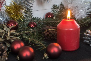 Çam dalları, koni ve oyuncaklar Noel dekorasyon