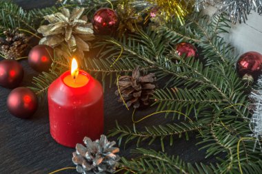 Çam dalları, koni ve oyuncaklar Noel dekorasyon