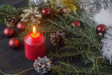 Çam dalları, koni ve oyuncaklar Noel dekorasyon