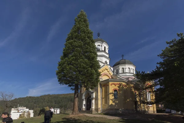 Kremikovtsi kloster, Bulgarien - 3 November, 2013: Byggnad i Kremikovtsi klostret Saint George, Bulgarien — Stockfoto