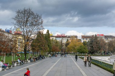 Sofia, Bulgaristan-12 Kasım 2017: Sofya Ulusal Kültür Sarayı önünde park insanlar yürürken