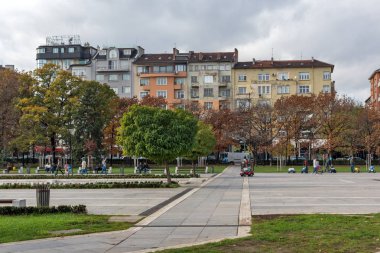 Sofia, Bulgaristan-12 Kasım 2017: Sofya Ulusal Kültür Sarayı önünde park insanlar yürürken