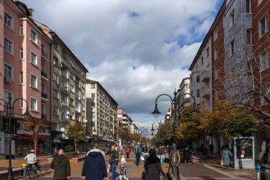 Sofia, Bulgaristan-12 Kasım 2017: Boulevard Vitosha yılında Sofya şehrin insanlar yürürken