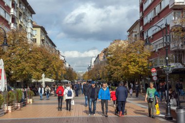Sofia, Bulgaristan-12 Kasım 2017: Boulevard Vitosha yılında Sofya şehrin insanlar yürürken