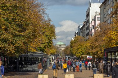 Sofia, Bulgaristan-12 Kasım 2017: Boulevard Vitosha yılında Sofya şehrin insanlar yürürken
