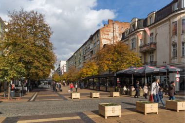 Sofia, Bulgaristan-12 Kasım 2017: Boulevard Vitosha yılında Sofya şehrin insanlar yürürken