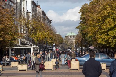Sofia, Bulgaristan-12 Kasım 2017: Boulevard Vitosha yılında Sofya şehrin insanlar yürürken