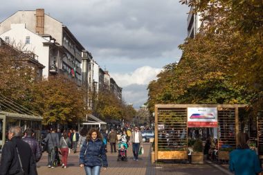 Sofia, Bulgaristan-12 Kasım 2017: Boulevard Vitosha yılında Sofya şehrin insanlar yürürken