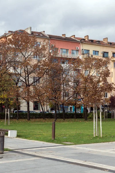 Sofia, Bulgaristan-12 Kasım 2017: Sofya Ulusal Kültür Sarayı önünde park insanlar yürürken