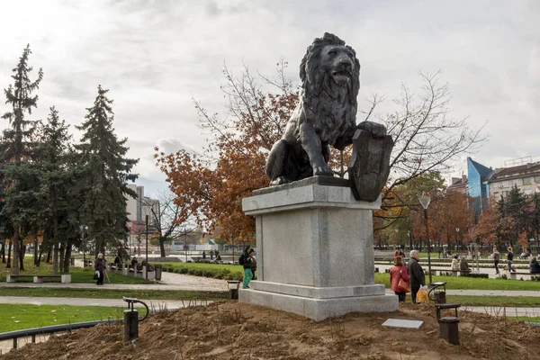 SOFIA, BULGÁRIA-NOVEMBRO 12, 2017: Memorial do Primeiro e Sexto Regimento de Infantaria no parque em frente ao Palácio Nacional da Cultura em Sófia — Fotografia de Stock