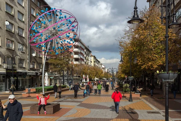 SOFIA, BULGÁRIA - NOVEMBRO 12, 2017: Caminhando sobre o Boulevard Vitosha na cidade de Sofia, Bulgária — Fotografia de Stock