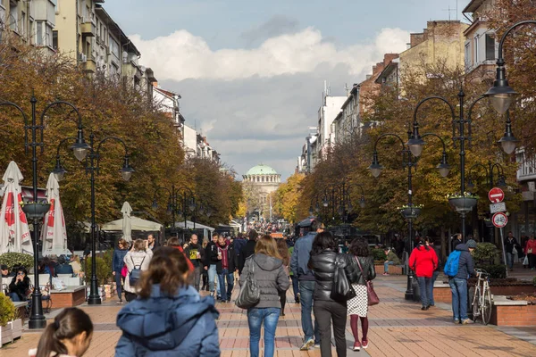 Sofia, Bulgaristan-12 Kasım 2017: Boulevard Vitosha yılında Sofya şehrin insanlar yürürken
