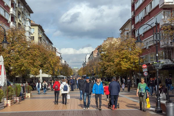 Sofia, Bulgaristan-12 Kasım 2017: Boulevard Vitosha yılında Sofya şehrin insanlar yürürken