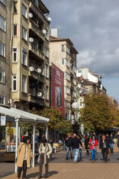 Sofia, Bulgaristan-12 Kasım 2017: Boulevard Vitosha yılında Sofya şehrin insanlar yürürken